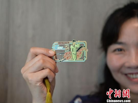絲路主題餐廳內(nèi)推出的文創(chuàng)產(chǎn)品?！＄娦?攝