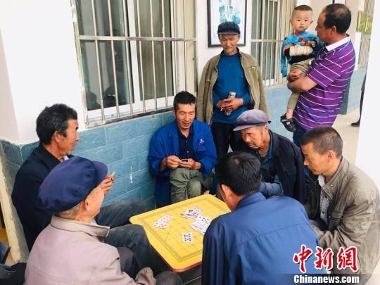 圖為老年人“興趣驛站”中的棋牌組。　艾慶龍 攝