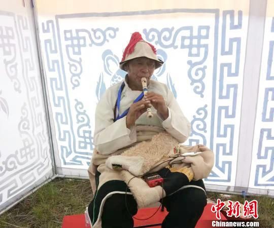 圖為瑪曲縣非遺彈唱藝術(shù)?！＄娦?攝