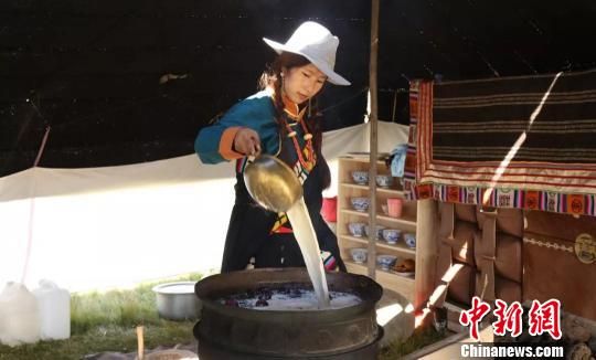 圖為展示瑪曲藏民族傳統(tǒng)特色美食制作工藝?！＄娦?攝