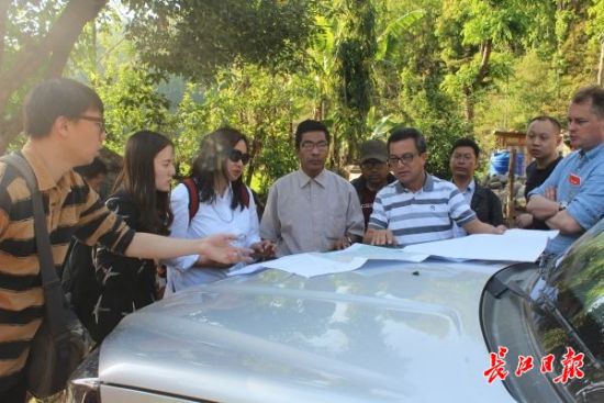 在尼泊爾，武漢市土地利用和城市空間規(guī)劃研究中心設(shè)計(jì)團(tuán)隊(duì)現(xiàn)場(chǎng)踏勘。(武漢市土地利用和城市空間規(guī)劃研究中心 供圖)