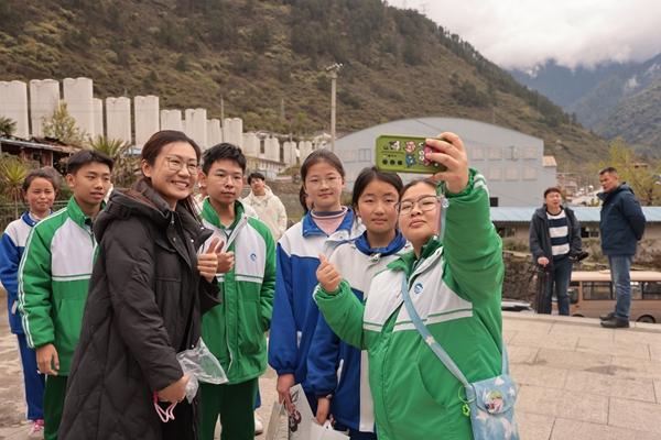 為驗(yàn)證“高反風(fēng)險(xiǎn)預(yù)測(cè)”小程序，這群高中生真去了趟高原