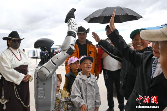 機器人亮相西藏那曲恰青賽馬節(jié)開啟傳統(tǒng)與科技奇妙碰撞