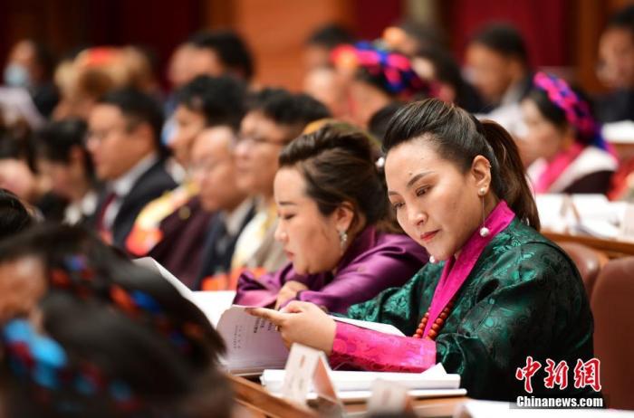 1月5日，次旦卓嘎(右一)在拉薩參加西藏自治區(qū)第十一屆人民代表大會(huì)第五次會(huì)議第二次全體會(huì)議。西藏自治區(qū)人大代表次旦卓嘎來自日喀則市定日縣，定日縣被稱為“洛諧故鄉(xiāng)”，作為西藏民間歌舞，洛諧已被列入中國國家非物質(zhì)文化遺產(chǎn)項(xiàng)目名錄，這是集歌、舞、樂、彈唱于一體的綜合藝術(shù)形式。參加完西藏2022年新年音樂會(huì)的次旦卓嘎告訴記者，每年參加的基層演出可達(dá)80場，“我希望用最純粹的方式，把最好的聲音帶到西藏乃至中國的各個(gè)角落。” <a target='_blank' href='/'><p  align=