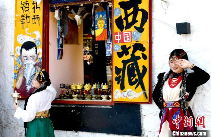 4月17日，游客身著藏式元素服裝在拉薩八廓街拍照留念?！±盍?攝