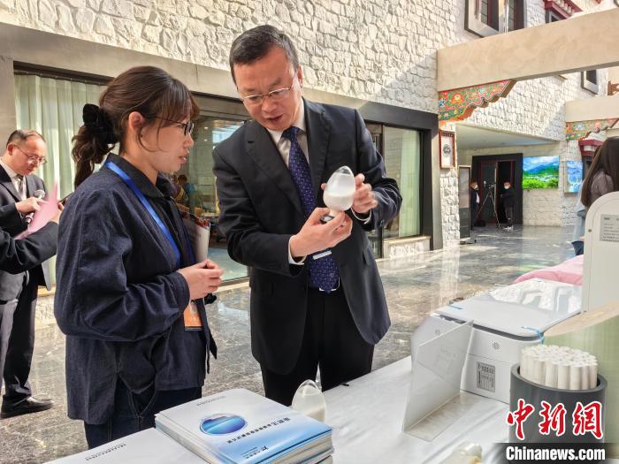 圖為簽約企業(yè)現(xiàn)場(chǎng)推介自己的產(chǎn)品?！≮w延 攝