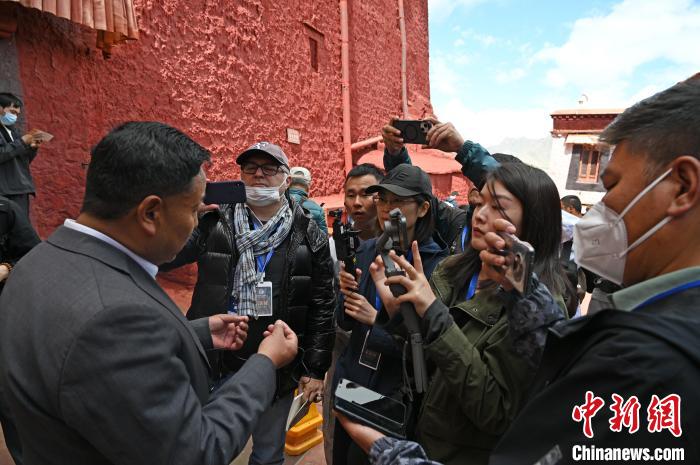 圖為中外媒體采訪布達(dá)拉宮管理處相關(guān)負(fù)責(zé)人?！≮w朗 攝