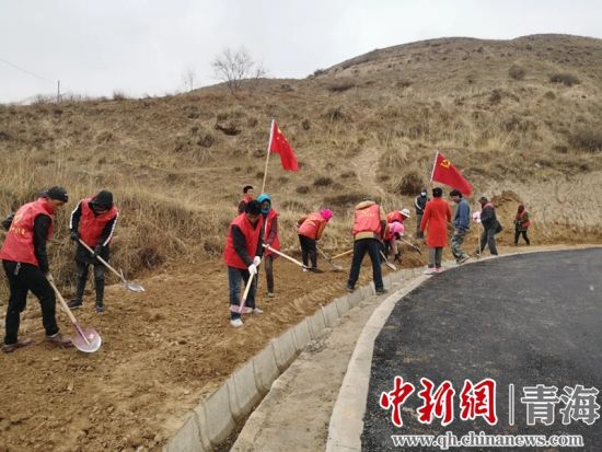 圖為尖扎干部職工生態(tài)建設和環(huán)境保護現(xiàn)場。尖宣 供圖