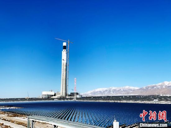 圖為地處柴達(dá)木盆地的光伏電站?！O?！z