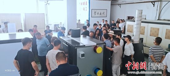 圖為行業(yè)內(nèi)人員進(jìn)行項目參觀。 活動主辦方供圖