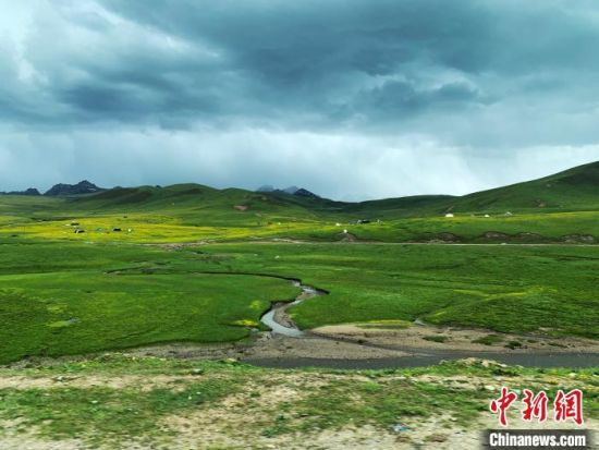 自2005年啟動(dòng)三江源生態(tài)保護(hù)和建設(shè)工程以來，果洛州共治理黑土灘315.11萬畝，使果洛州生態(tài)環(huán)境15年來得到明顯好轉(zhuǎn)?！O睿 攝
