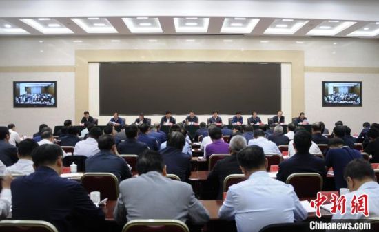 圖為青海省生態(tài)環(huán)境保護警示教育大會現(xiàn)場?！?zhí)砀！z 　　