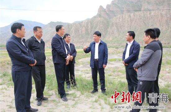 圖為黃南州有關領導現(xiàn)場踏勘、督導生態(tài)環(huán)保責任落實情況現(xiàn)場。黃宣攝