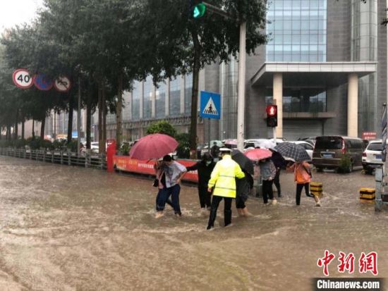 8月28日，青海省東部出現(xiàn)強(qiáng)降水天氣過程，其中西寧地區(qū)出現(xiàn)入汛以來雨量最大、強(qiáng)度最大的強(qiáng)降水過程。西寧交警供圖