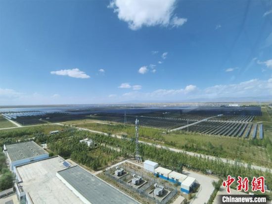  圖為塔拉灘光伏產(chǎn)業(yè)園區(qū)?！∑钤鲚怼z