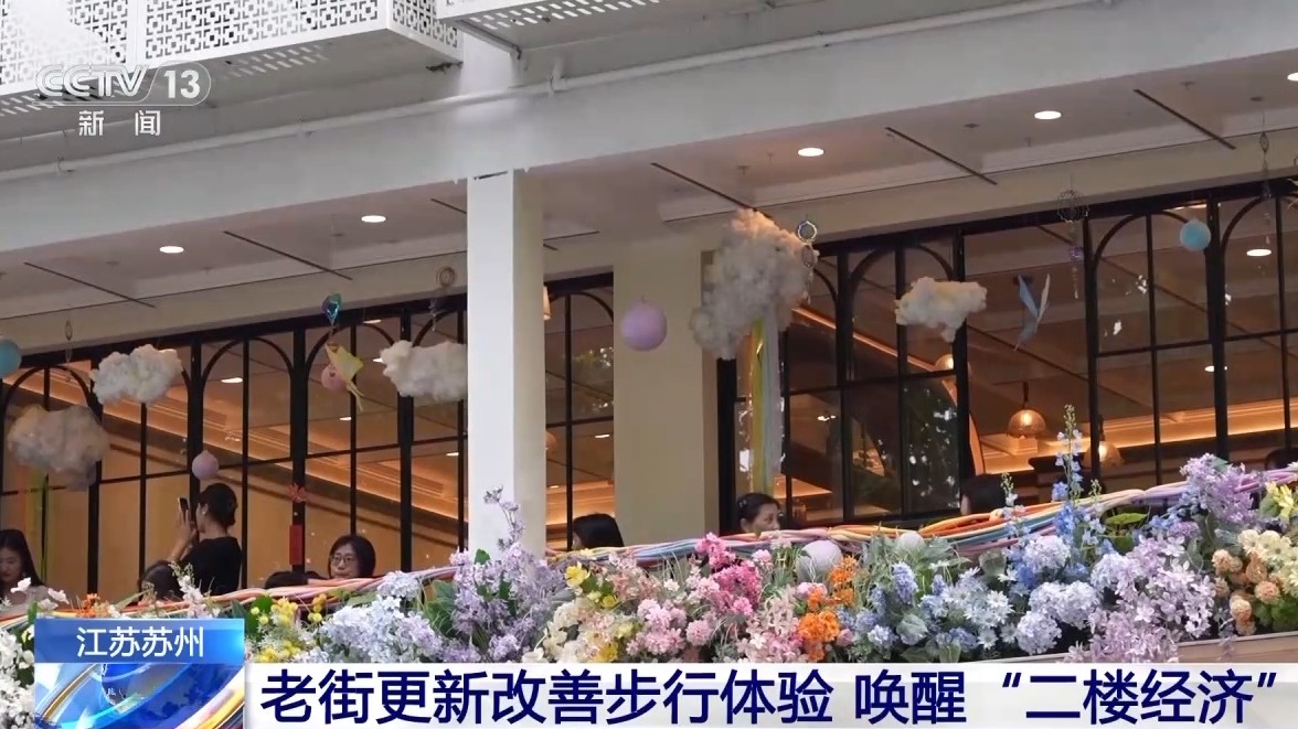 圖為馬金山查看羊羔長(zhǎng)勢(shì)。　李雋 攝