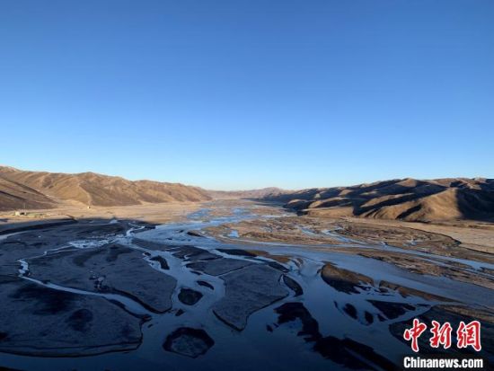 圖為三江源腹地，黃河流經(jīng)達(dá)日縣。（資料圖） 孫睿 攝 　　