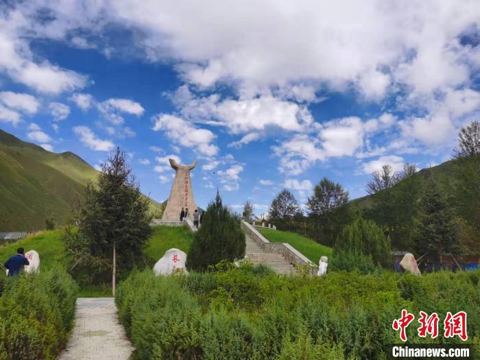 圖為三江源自然保護區(qū)紀念碑?！∏嗪Ｊ∥幕吐糜螐d供圖