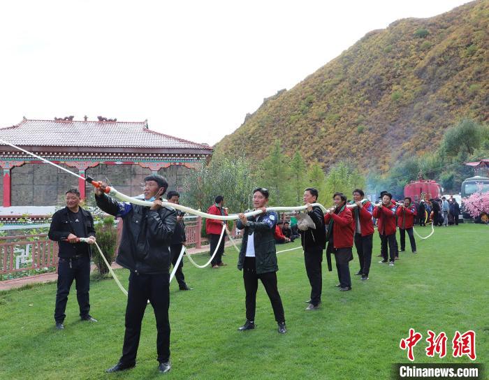 圖為護(hù)林員體驗架設(shè)水泵。　昌都市森林消防支隊 供圖