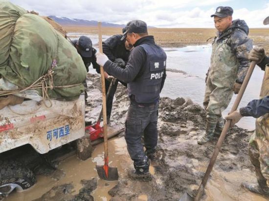 巡山途中車輛陷入泥坑。