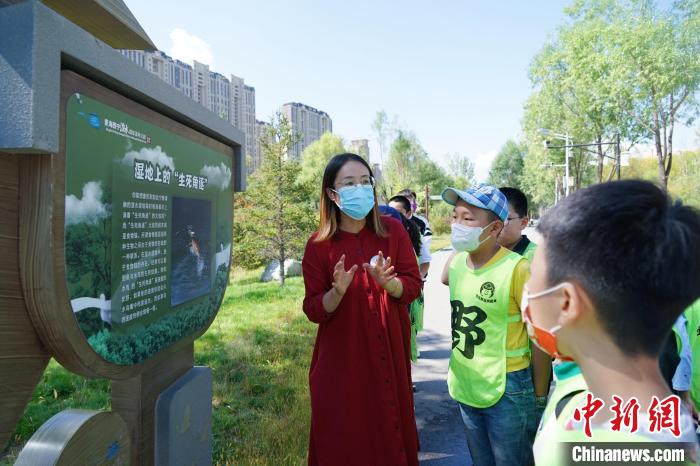 圖為小朋友在青海西寧湟水國家濕地公園內(nèi)學(xué)習(xí)濕地知識?！●R銘言 攝