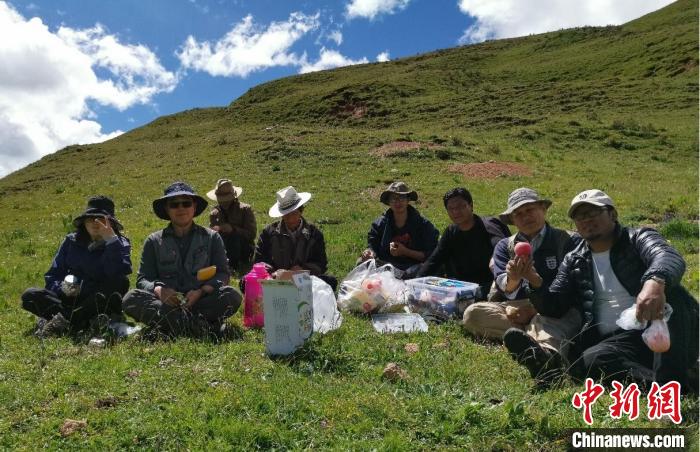 科研團(tuán)隊(duì)在熱魯盆地工作合影?！≈锌圃呵嗖馗咴?供圖