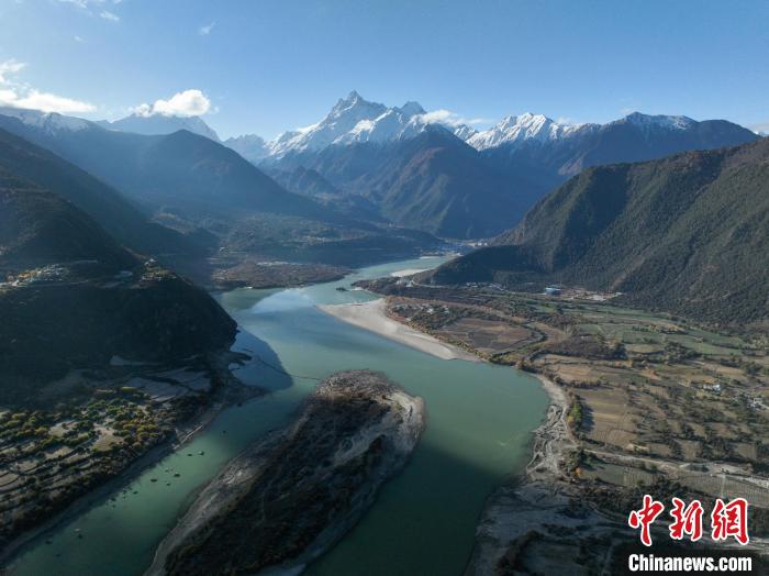 西藏林芝雅魯藏布大峽谷的雪山風(fēng)光?！《拘?攝