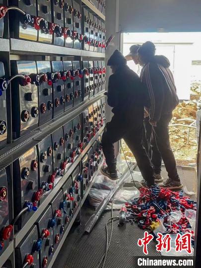 圖為微電網系統(tǒng)安裝調試現(xiàn)場?！O寶鶴 攝