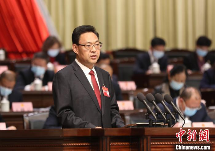 圖為青海省西寧市人民政府代市長(zhǎng)石建平作政府工作報(bào)告?！∑钤鲚?攝