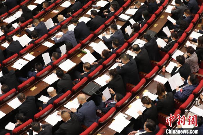 圖為會(huì)議現(xiàn)場(chǎng)，參會(huì)代表正在聽取政府工作報(bào)告。　祁增蓓 攝