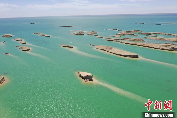 圖為海西州境內(nèi)的水上雅丹風(fēng)光。　趙凜松 攝