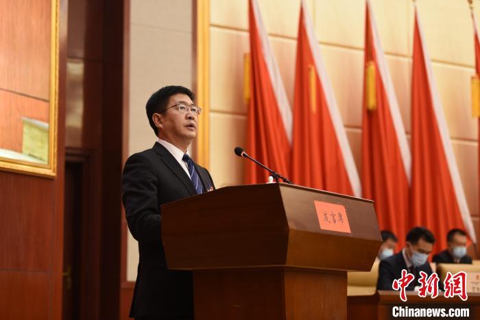 圖為青海省果洛州人民政府州長(zhǎng)葉萬(wàn)彬作政府工作報(bào)告。　　多杰昂秀 攝