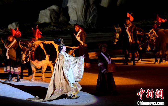 3月17日，西藏拉薩，《文成公主》大型史詩(shī)劇演出現(xiàn)場(chǎng)?！±盍?攝