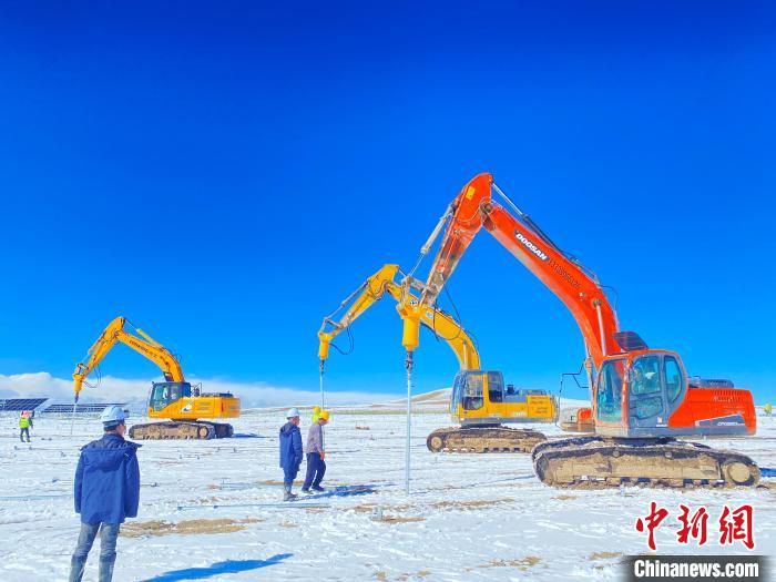 圖為雪中施工。資料圖 姜佳保供圖