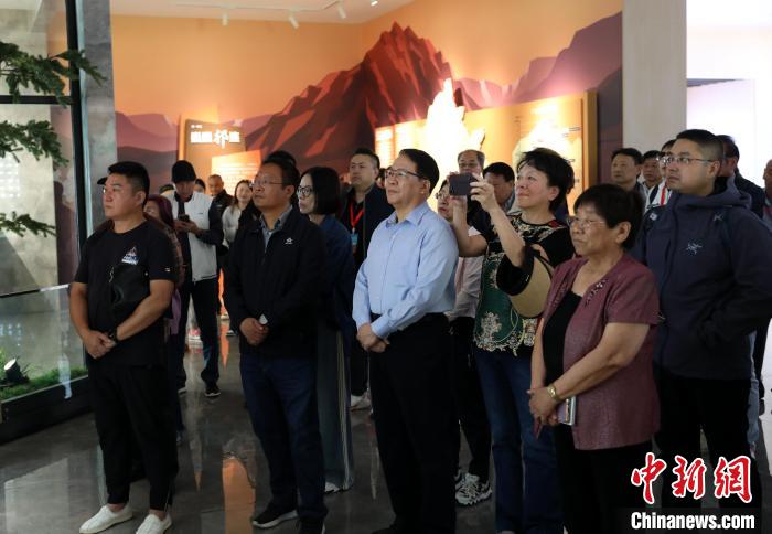 圖為臺商參訪祁連山國家公園生態(tài)科普館?！⊙Φ?攝