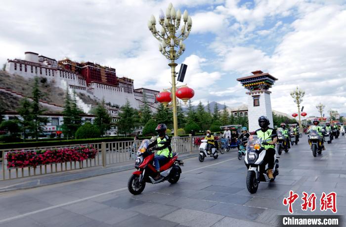 圖為2023年極地G219集結(jié)賽暨金卡納場地賽選手途經(jīng)拉薩布達(dá)拉宮。　游牧地球供圖