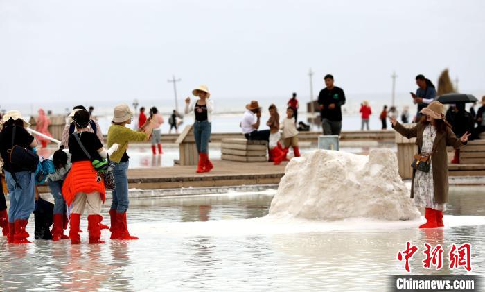 圖為游客在茶卡鹽湖拍照?！⊙Φ?攝