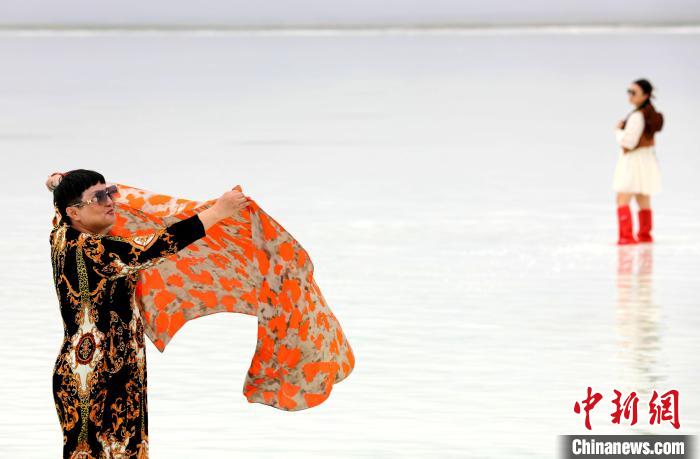 圖為游客在茶卡鹽湖拍照。　薛蒂 攝