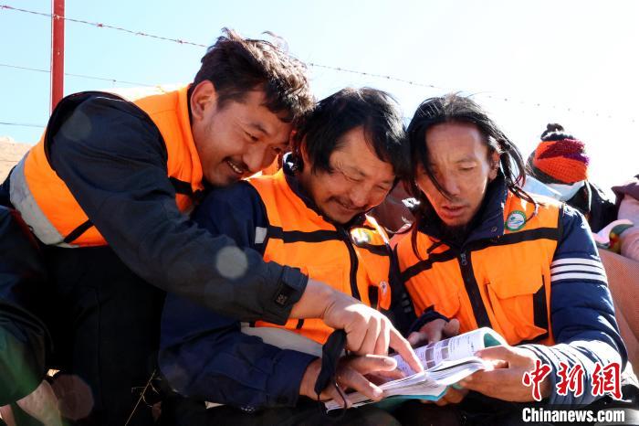 青海首個(gè)國(guó)家級(jí)高寒濕地公園管護(hù)員:守護(hù)綠水青山