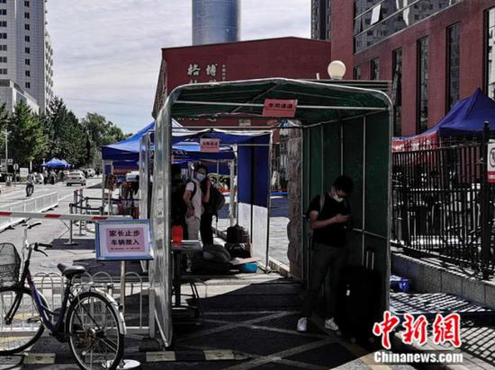 中國科學院大學校門外，豎立著“家長止步”的提示牌。 中新網(wǎng) 張尼 攝