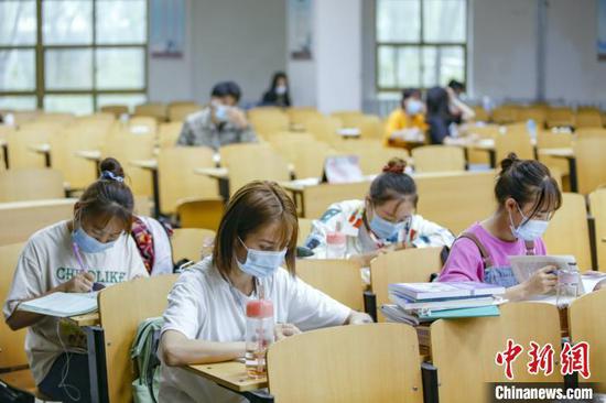 資料圖：學生在圖書館自習室內(nèi)學習。　劉宵華 攝