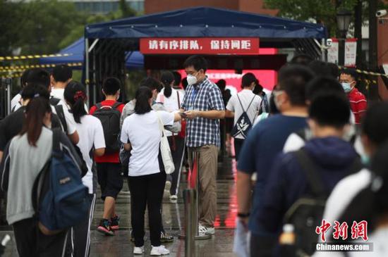 資料圖：2020年7月，上?？忌饺敫呖伎紙?chǎng)。張亨偉 攝