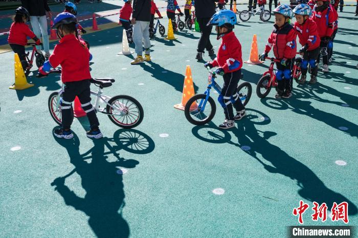圖為拉薩市實驗幼兒園孩子們正在練習(xí)滑步車?！『闻罾?攝