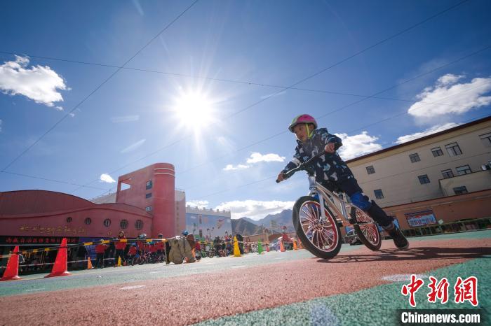 圖為拉薩市實驗幼兒園孩子們正在練習(xí)滑步車。　何蓬磊 攝