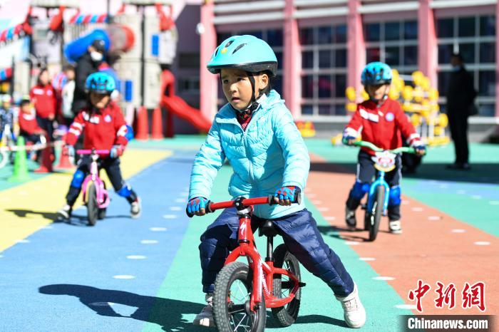 圖為拉薩市實驗幼兒園孩子們正在練習(xí)滑步車?！『闻罾?攝