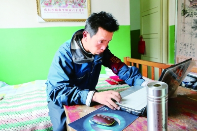 宋玉剛老師認真地在電腦上查資料。西藏商報記者 盧明文攝影.jpg