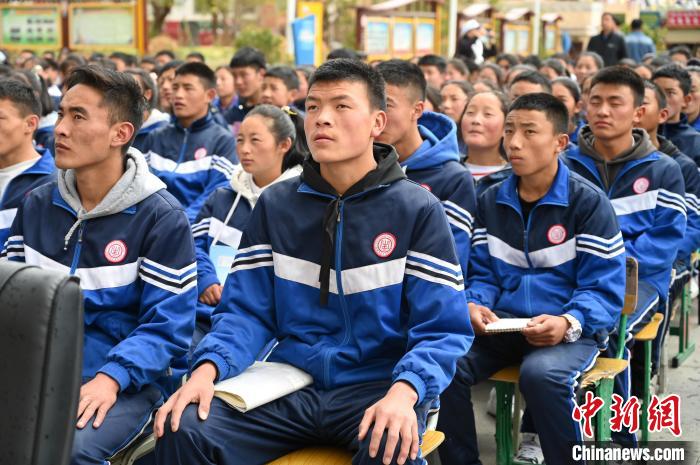 圖為昌都市第五高級中學學生參加授課。　趙朗 攝