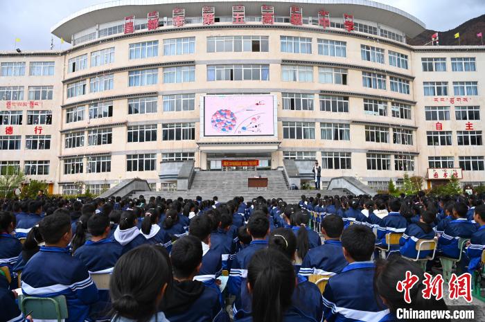 圖為昌都市第五高級中學全體學生參加授課?！≮w朗 攝