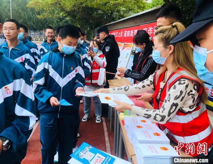 圖為西寧市法制宣傳進校園?！∥鲗幨谐俏鲄^(qū)供圖