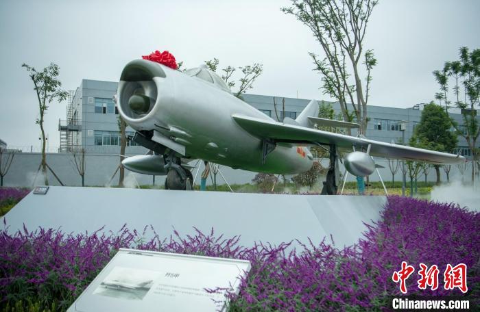 園林式戰(zhàn)斗機博物館內(nèi)展示的“殲5甲”飛機?！⒅铱?攝